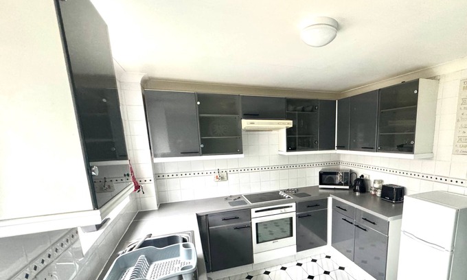 Kidlington House | Homely 2 bedroom house, parking