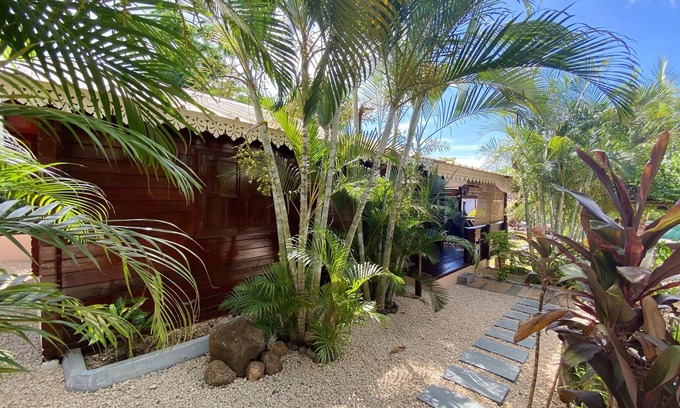 Albion House | Homerez - 100m from the beach! House for 3 people with pool access