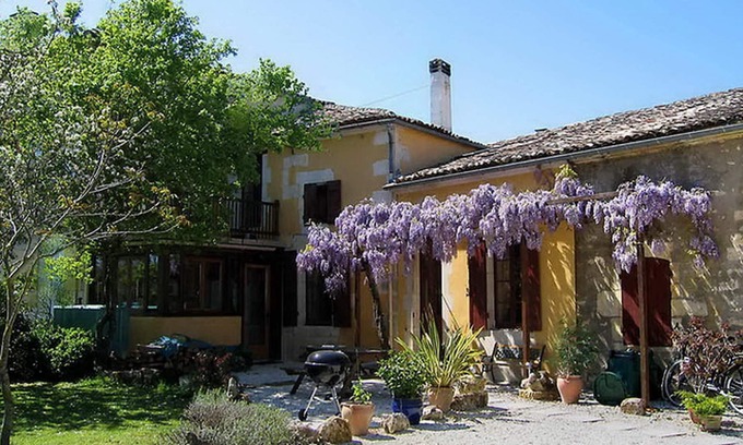 Gemozac House | Homerez - House for 8 ppl. with shared pool, terrace and balcony at Gémozac