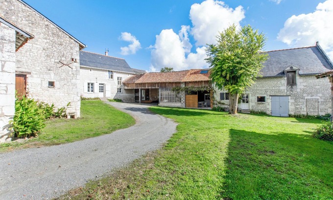 Assay House | Homerez - Spacious House in Assay with Garden and Fireplace