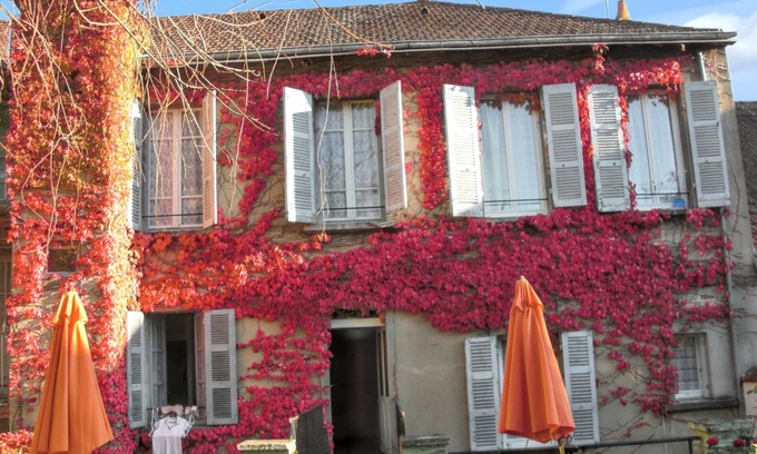 Neris-les-Bains Apartment | Homerez - Studio in Néris-les-Bains