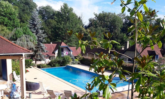 Jurancon Villa | Homerez - Villa for 12 ppl. with swimming-pool, terrace and balcony at Jurançon