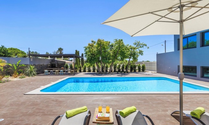 Olhao Villa | Homerez - Villa in Quelfes + Sea view
