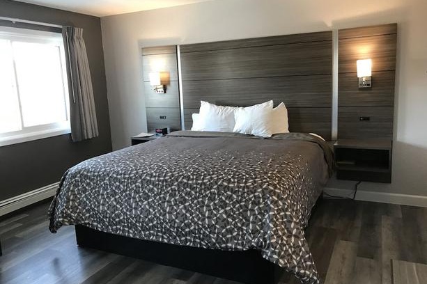 Clearwater Hotel | HomeTown Inn