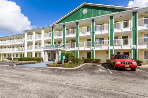Maple Shade Hotel | HomeTowne Studios by Red Roof Philadelphia - Maple Shade, NJ