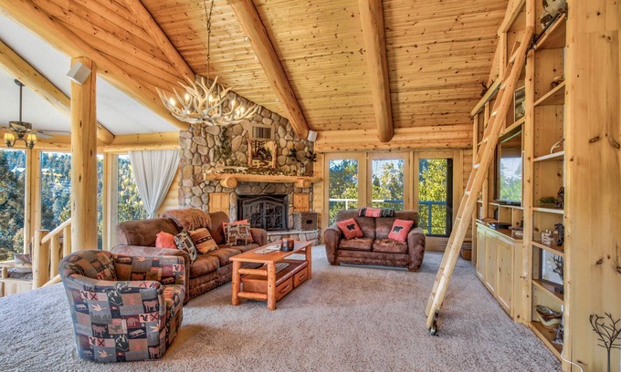 Florissant House | Honey Bear Lodge,Private 36.3 acre Fishing Lodge.Rare High Speed Starlink Wifi,Pet Friendly,Hot Tub