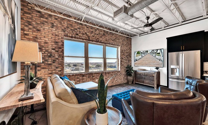 Brazos Condo | HoneyBear Haven- Short Walk To The Silos