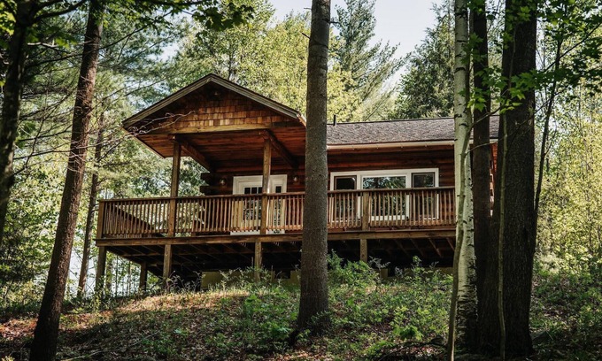 Keene Cabin | Honeymoon Cabin with Jacuzzi Tub