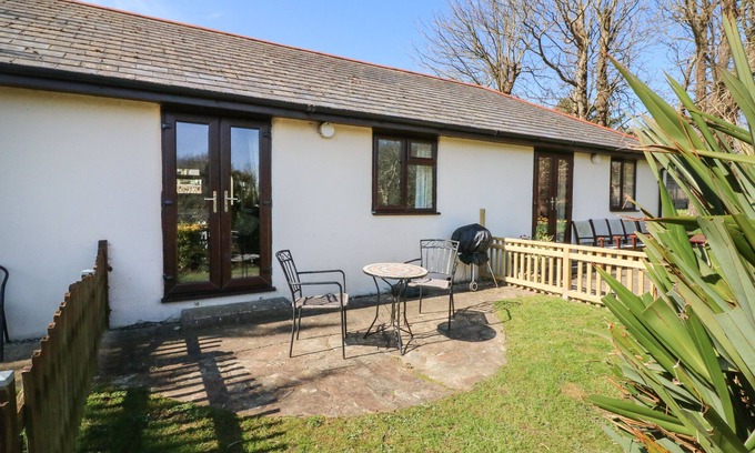 Bude Cottage | HONEYSUCKLE COTTAGE, pet friendly, with pool in Bude