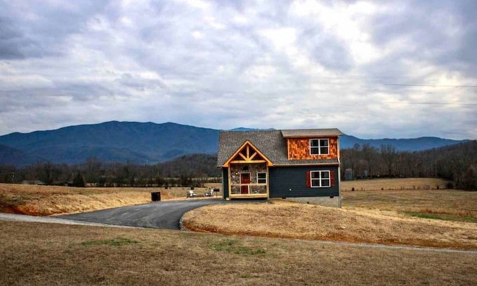 Cosby Cabin | Hoot Haus New Cabin-Mtn Views from Valley-Mesmerizing