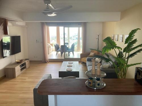 Saint-Pierre De La Reunion Apartment | Horizon - Duplex classé 3 étoiles vues mer et montagne à Terre Sainte