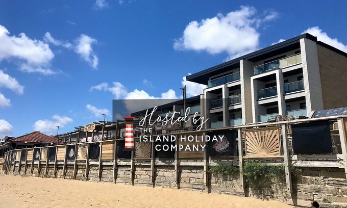 Sandown House | Horizon House - by the sea