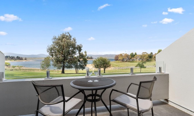 Jindabyne Apartment | Horizons 414 - Deluxe Lake Front Studio l Pool l Tennis l WiFi