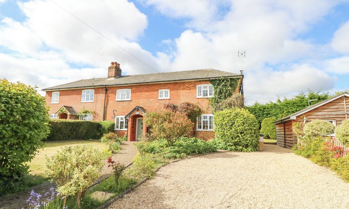 Dunbridge House | HORSESHOE COTTAGE, pet friendly, with open fire in West Tytherley