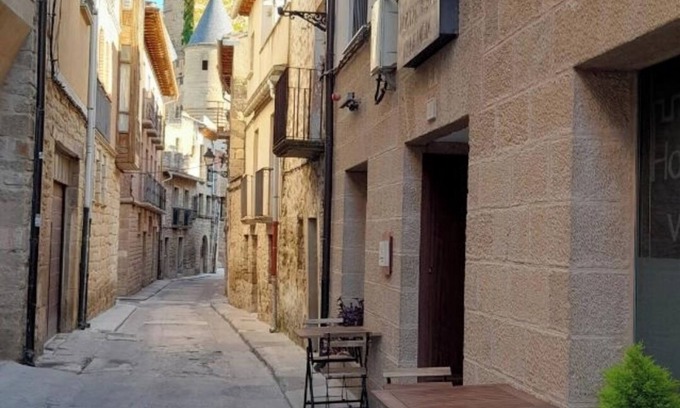 Olite Hotel | HOSTAL VILLAVIEJA IN OLITE, OVERLOOKING THE ROYAL PALACE.