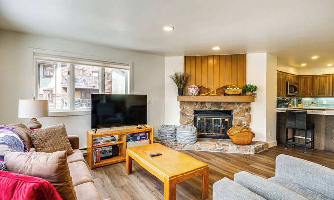 Warrior's Mark Condo | Hot Tub Access: Bright Breckenridge Condo