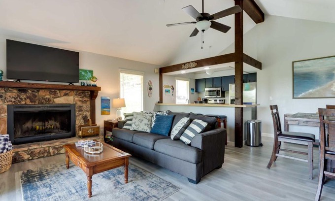 Osage Beach House | Hot Tub and Deck Margaritaville Resort Retreat!