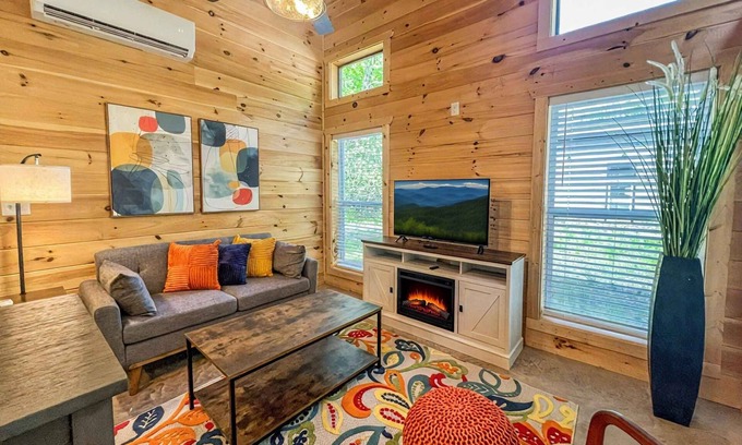 Rocky Grove House | Hot Tub Dog-Friendly Free Dollywood ticket Perfect for 2 (Dragonfly)