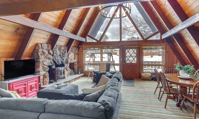 Red Lodge Cabin | Hot Tub + Fire Pit: Cozy Cabin in Red Lodge!