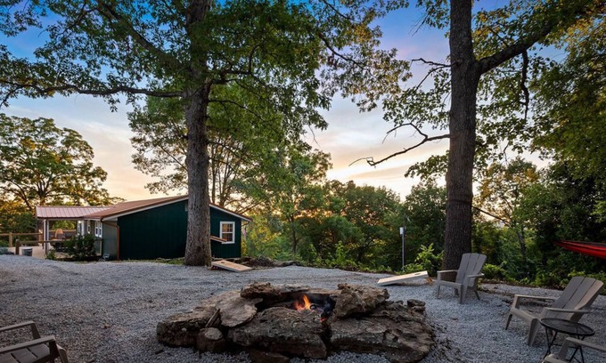Omaha House | Hot Tub-Firepit-Bunkroom near Cricket Creek Marina, Branson Adventures Await!"