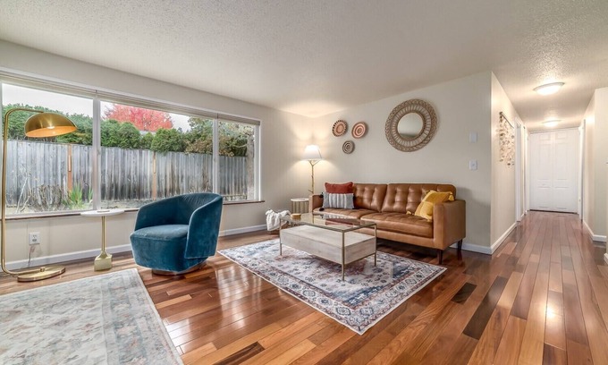 Friendly House | Hot tub Game Room Arcade AC near UofO, Hayward Field & Matt Knight