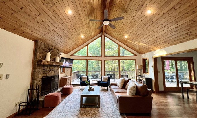 Old Timberline Cabin | Hot Tub + Game room + EV Charger + 7 mins drive to Slopes