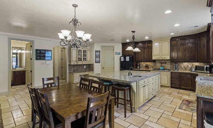 Toquerville House | Hot Tub Game Room. Sleeps 17. You Tube TV. 20 minutes to Zions Natl Park