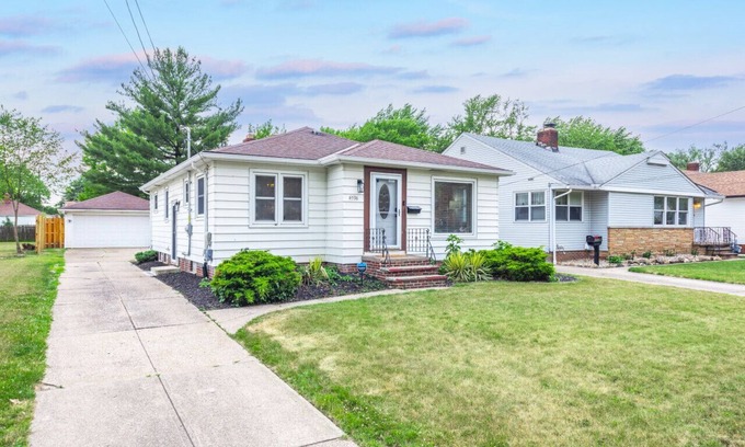 Parma Heights Apartment | Hot Tub|Game Room w/Shuffleboard|N64|Sleeps 8