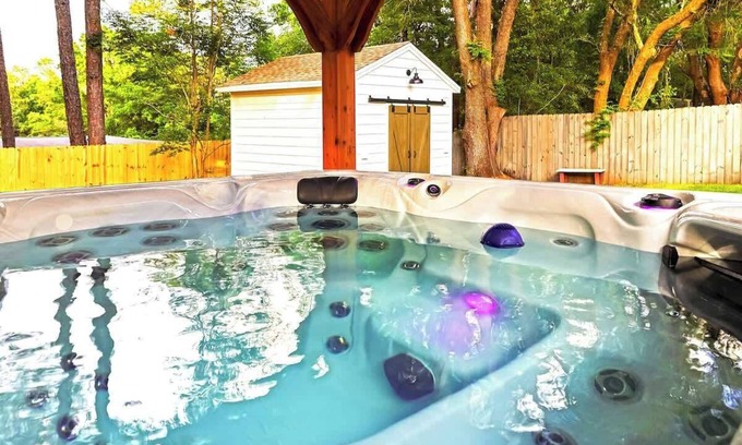 Southeast Pensacola House | Hot Tub Hideaway for pets and family