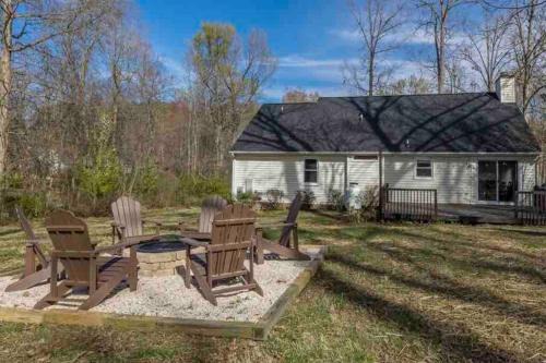 Pleasant Garden Apartment | Hot Tub, K Bed, Hammock, Fire pit, Quiet & Peaceful