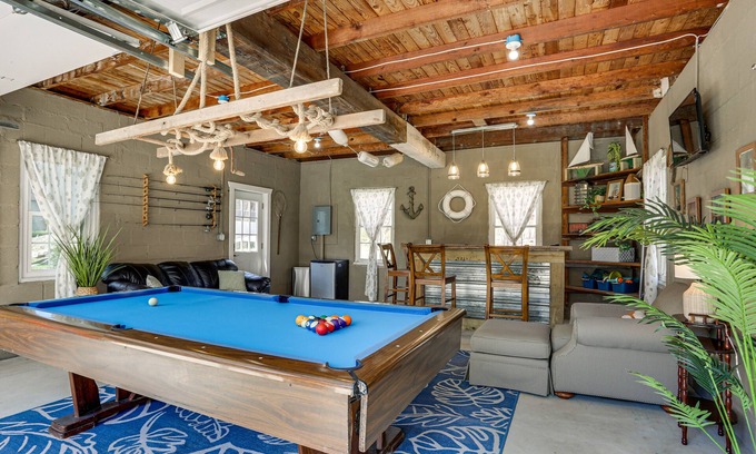 Greentown House | Hot Tub & Lake Access at Poconos Getaway!