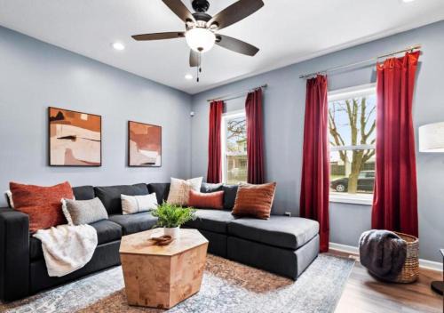 Detroit - Shoreway House | Hot Tub N64 Mins to Downtown Sleeps 8