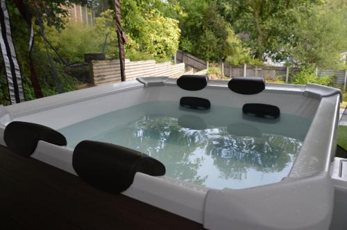 Mumbles House | Hot Tub Oasis by the Sea & Woods