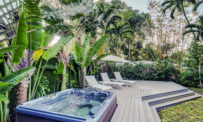 Seybold House | Hot tub Paradaise: outdoor kitchen and personalized attention. Pet-friendly