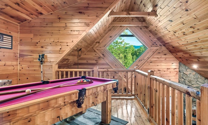 White Oak Lodge House | Hot Tub - Pool Table- Arcade Machine - Easy flat roads