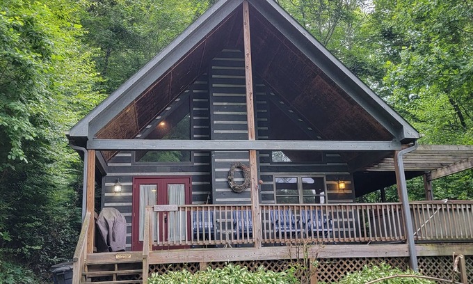 Burnsville Cabin | Hot Tub, River Views, Couples & Families!