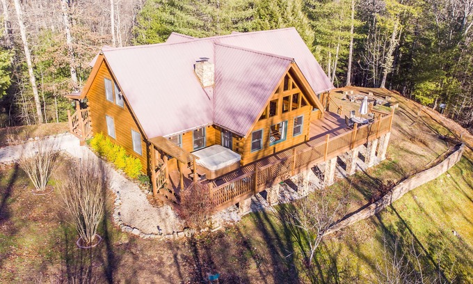 Pine Ridge Cabin | Hot Tub & WiFi - Large Family Cabin - Mill Creek Point - Red River Gorge, Kentucky!