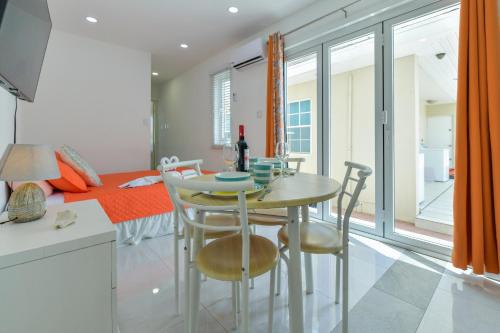 Oranjestad-West Apartment | Hotel experience with daily housekeeping and laundry