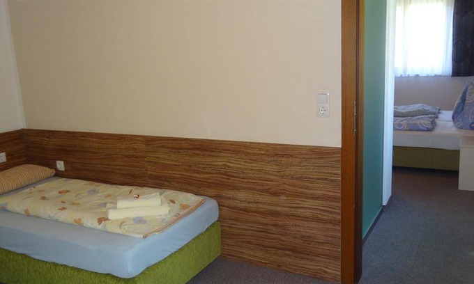 Fusch an der Grossglocknerstrasse Hotel | Hotel ∙ Family room, separate toilet and shower/bathtub