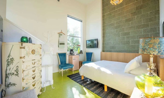 Logan Heights Hotel | Hotel Narcissus - Room 5