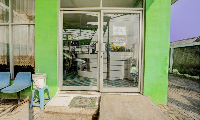 Gresik Hotel | Hotel O Homestay Kedamean