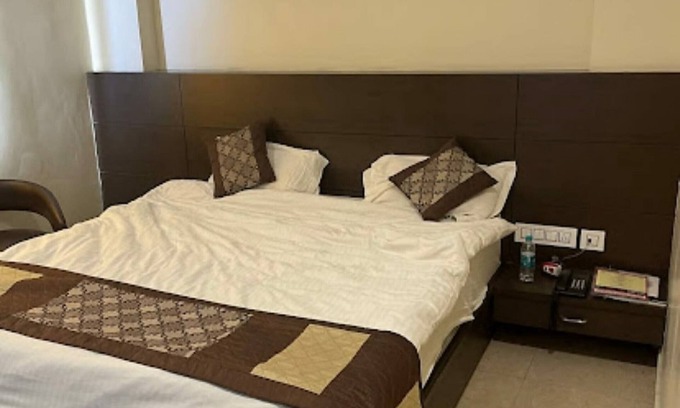 Siwan Hotel | Hotel Sapphire Inn Siwan With AC Room