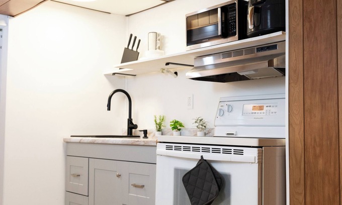 Manor Apartment | Hotel-Style Suite w/Kitchen