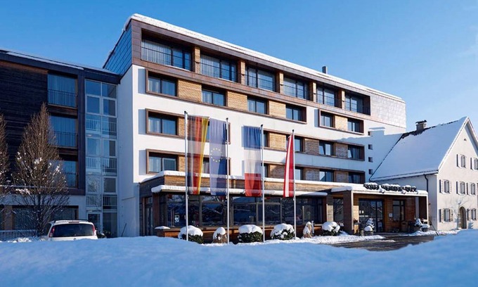 Feldkirch Hotel | Hotel Weisses Kreuz - INCL. LIFT PASS Double room/2 addl. beds, shower/wc, HB