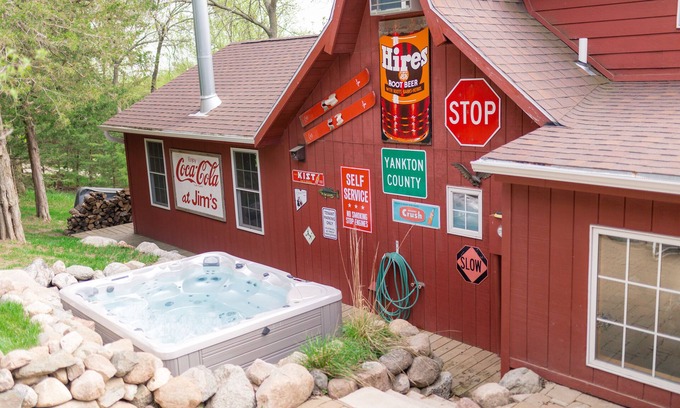 Yankton Cabin | HotTub, PingPong, Firepit, 2 LivingRooms just .67 mi to beach