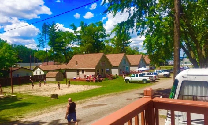 Houghton Lake Ski Chalet | Houghton Lake Chalet in family friendly resort