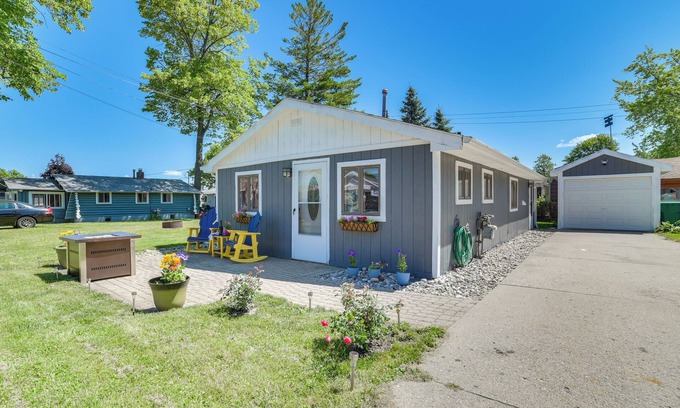 Houghton Lake Cottage | Houghton Lake Cottage w/Patio: Walk to Waterfront