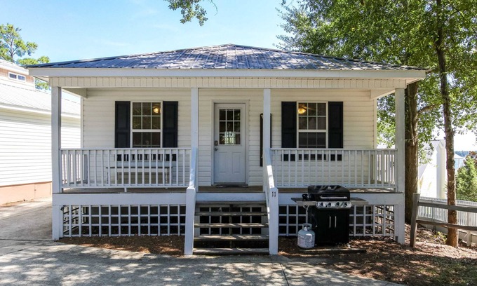 Leesburg House | House # 11 - As Good As It Gets (not pet friendly) Pool View