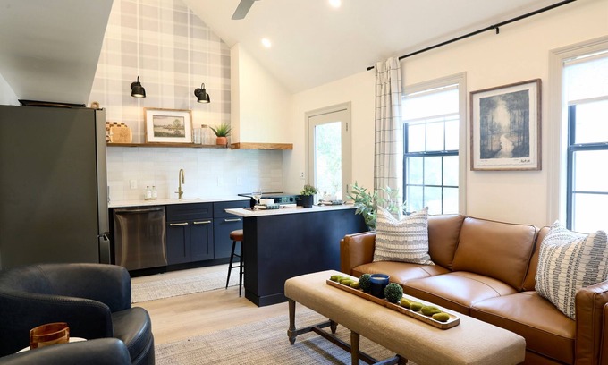 Oxford House | House 2.6 miles from Ole Miss + 3 miles to The Square + King Beds + Remodeled