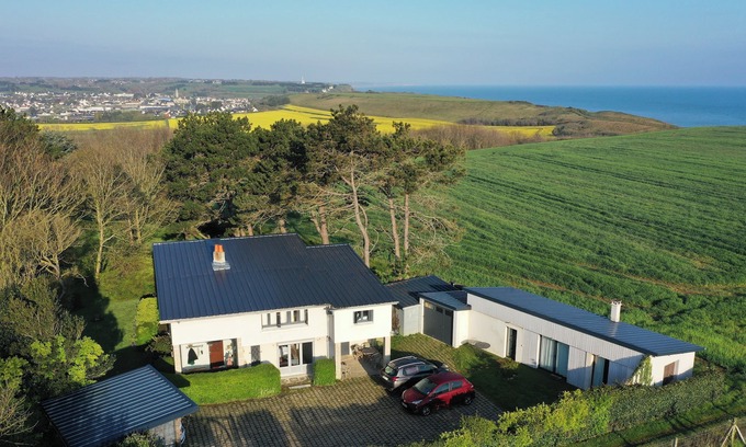 Commes House | House and workshop on a cliff in a protected site with unique sea view